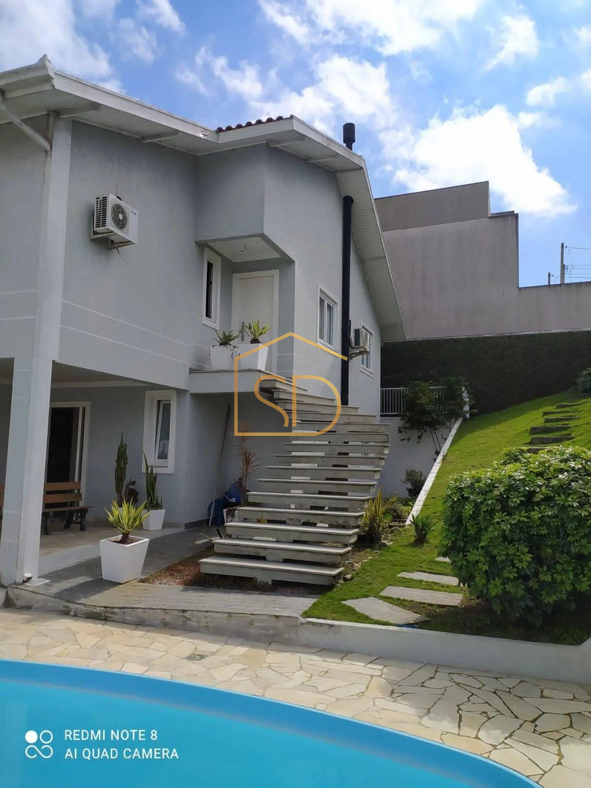 Espetacular Casa Semimobiliada 2 andares com 2 quartos 1 suíte e Piscina, 293m², à venda em São José dos Pinhais, Aristocrata - ROBERTO D. ABADIE Consultor de Imóveis