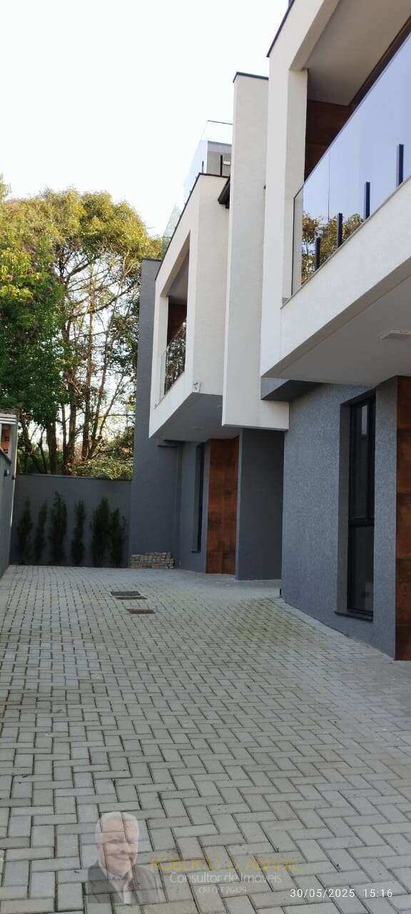 Sobrado em condomínio à venda em Curitiba, Uberaba, com 3 quartos, 137,92m² - ROBERTO D. ABADIE Consultor de Imóveis